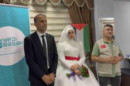 batmanli-genc-cift-dugun-sofrasini-gazze-ile-paylasti