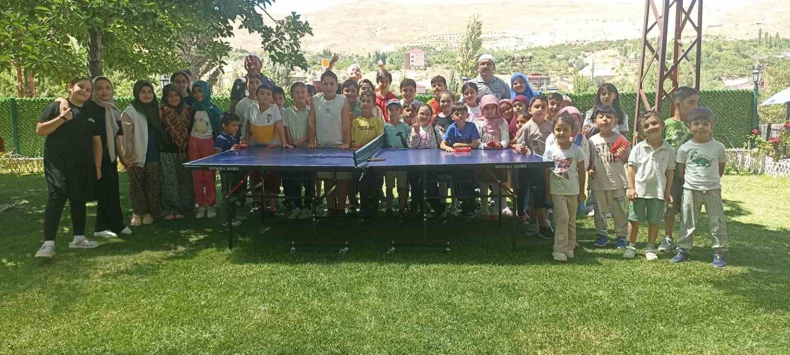 bu-camide-cocuklar-gule-oynaya-kuran-ogreniyor
