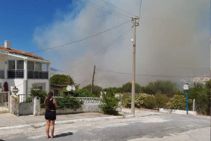 cesmede-yangin-buyudu-5-ucak-ve-18-helikopterle-mudahele-suruyor