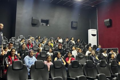 depremzede-ve-emniyet-personeli-cocuklarina-sinema-etkinligi