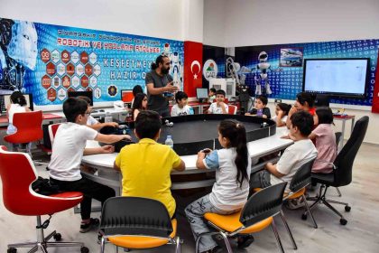 diyarbakirda-cocuklar-yaz-atolyelerinde-sanatla-bulusuyor