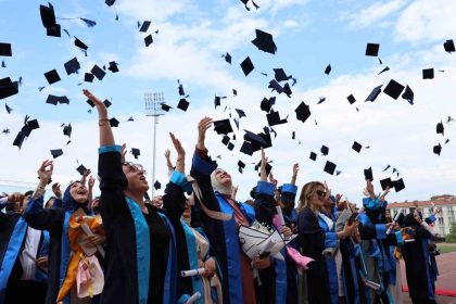 duzce-universitesinde-mezuniyet-heyecani-devami-ediyor