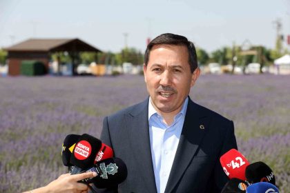 hasan-kilca-karatay-lavanta-bahcesinde-konya-basiniyla-bulustu
