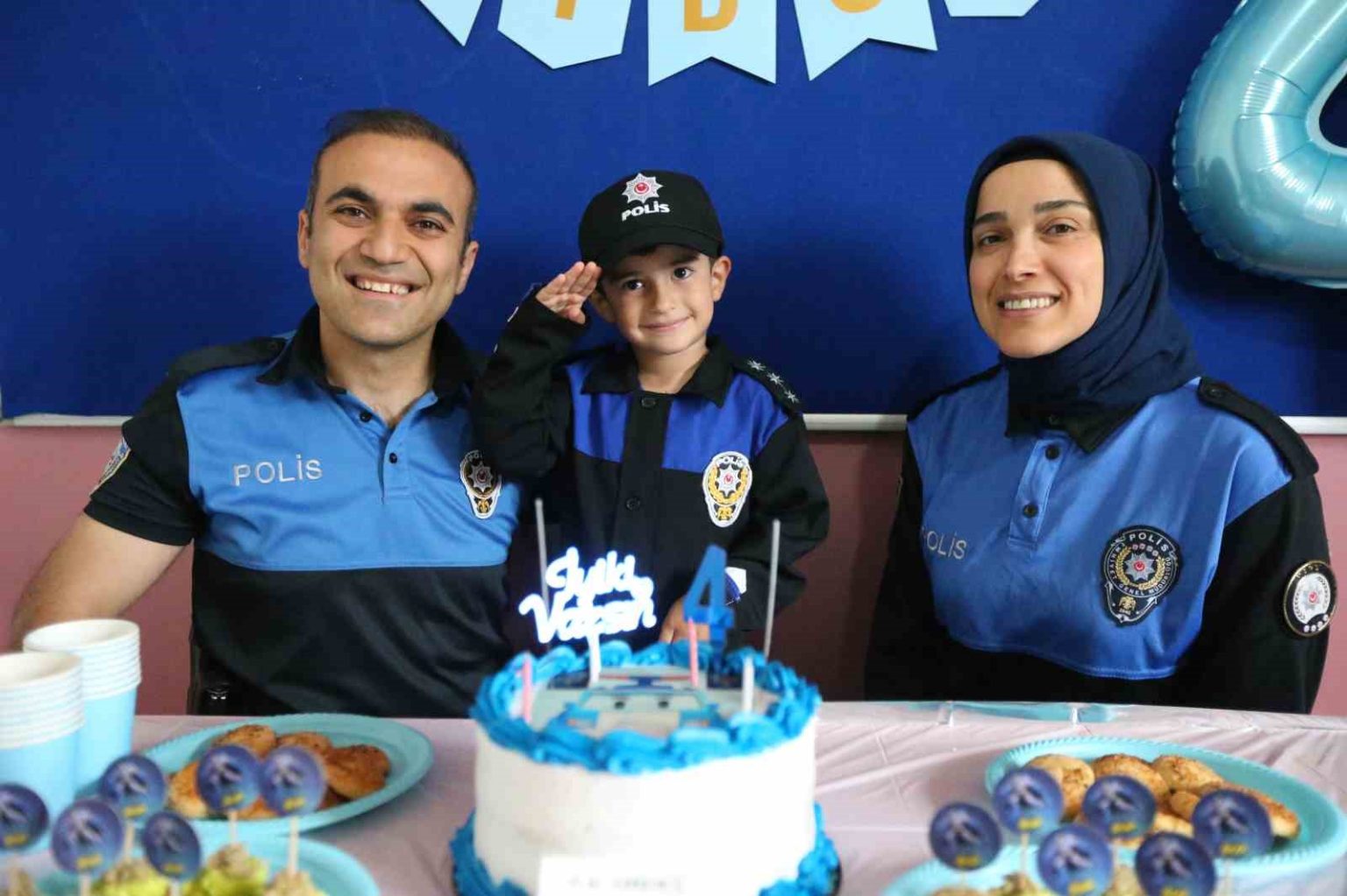 karsta-polis-olmak-isteyen-cocuga-polislerden-dogum-gunu-surprizi