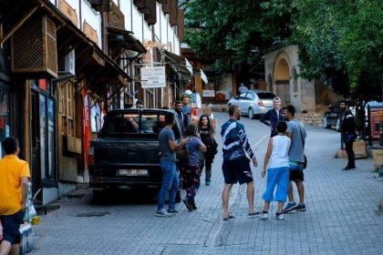 kayaliga-yapilan-ev-gorenleri-sasirtiyor-96-basamakla-cikiliyor