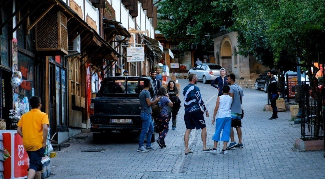 kayaliga-yapilan-ev-gorenleri-sasirtiyor-96-basamakla-cikiliyor