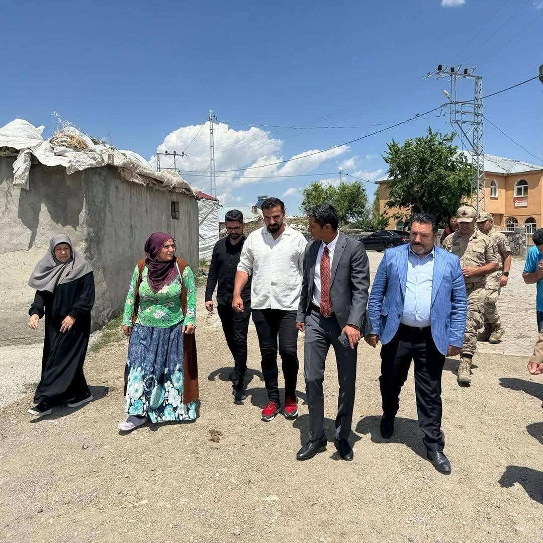 kaymakam-mahir-koyde-devam-eden-parke-calismalarini-inceledi