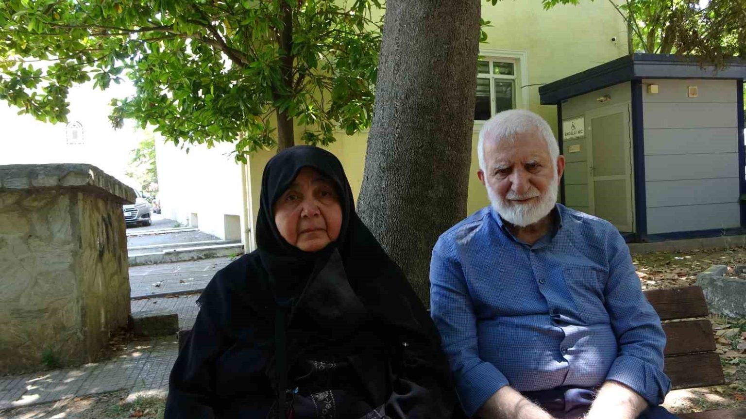 kizi-ve-damadiyla-ortak-aldiklari-evden-atilan-yasli-cift-gunlerini-cami-avlusunda-geciriyor