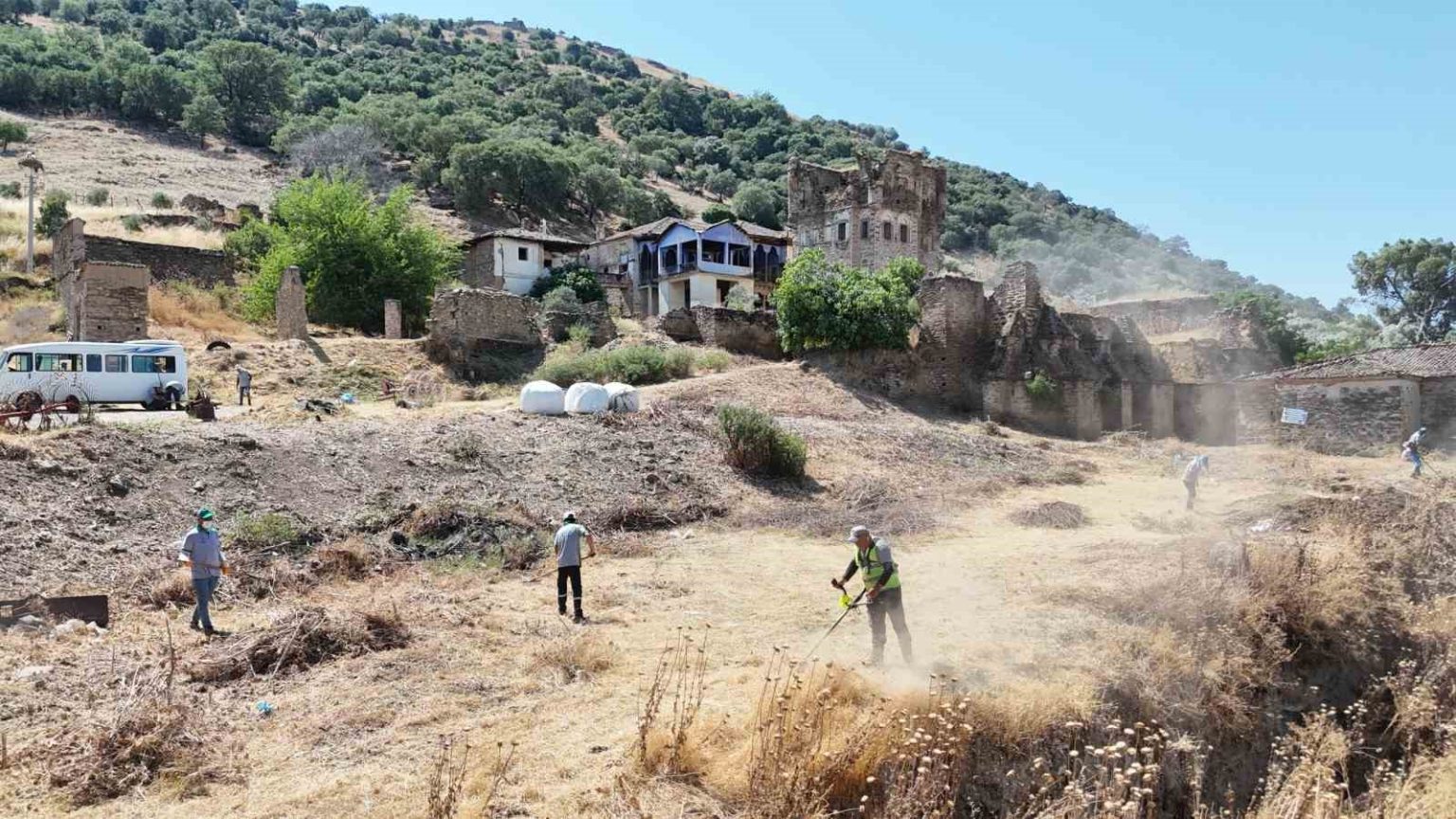 nazilli-belediyesinden-arpaz-kalesinde-temizlik-calismasi
