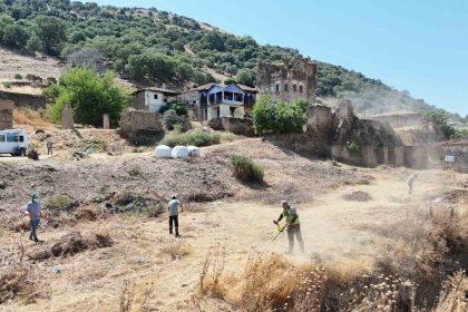 nazilli-belediyesinden-arpaz-kalesinde-temizlik-calismasi