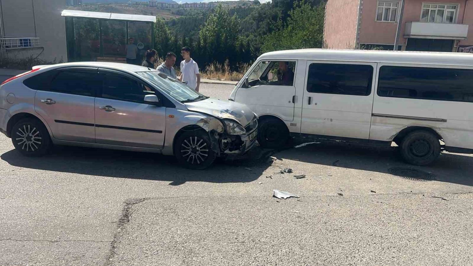 otomobil-ile-panelvan-minibus-carpisti-kaza-ani-kamerada