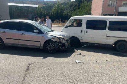 otomobil-ile-panelvan-minibus-carpisti-kaza-ani-kamerada