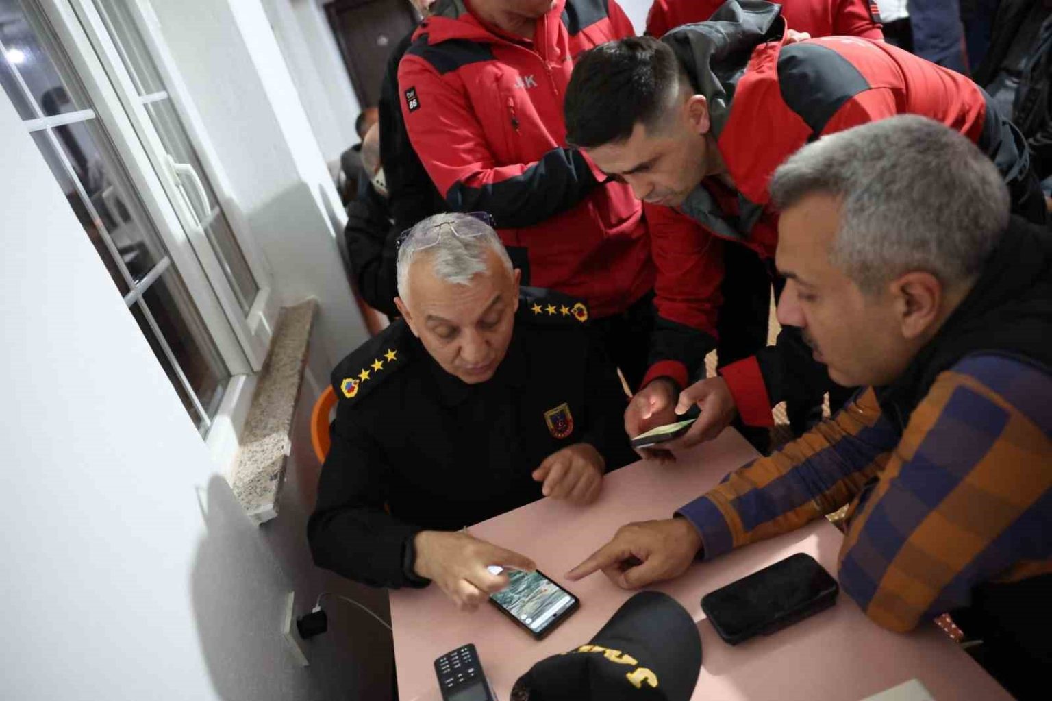 rize-valisi-baydas-kaybolan-jet-ucagi-icin-calismalari-yerinde-takip-ediyor