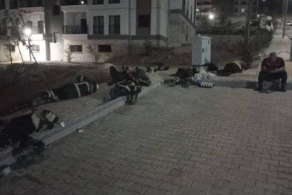 saatler-suren-yanginda-yorgun-dusen-yangin-savascilari-yerde-uyuyarak-dinlendiler
