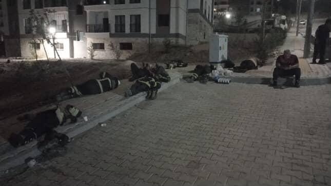 saatler-suren-yanginda-yorgun-dusen-yangin-savascilari-yerde-uyuyarak-dinlendiler