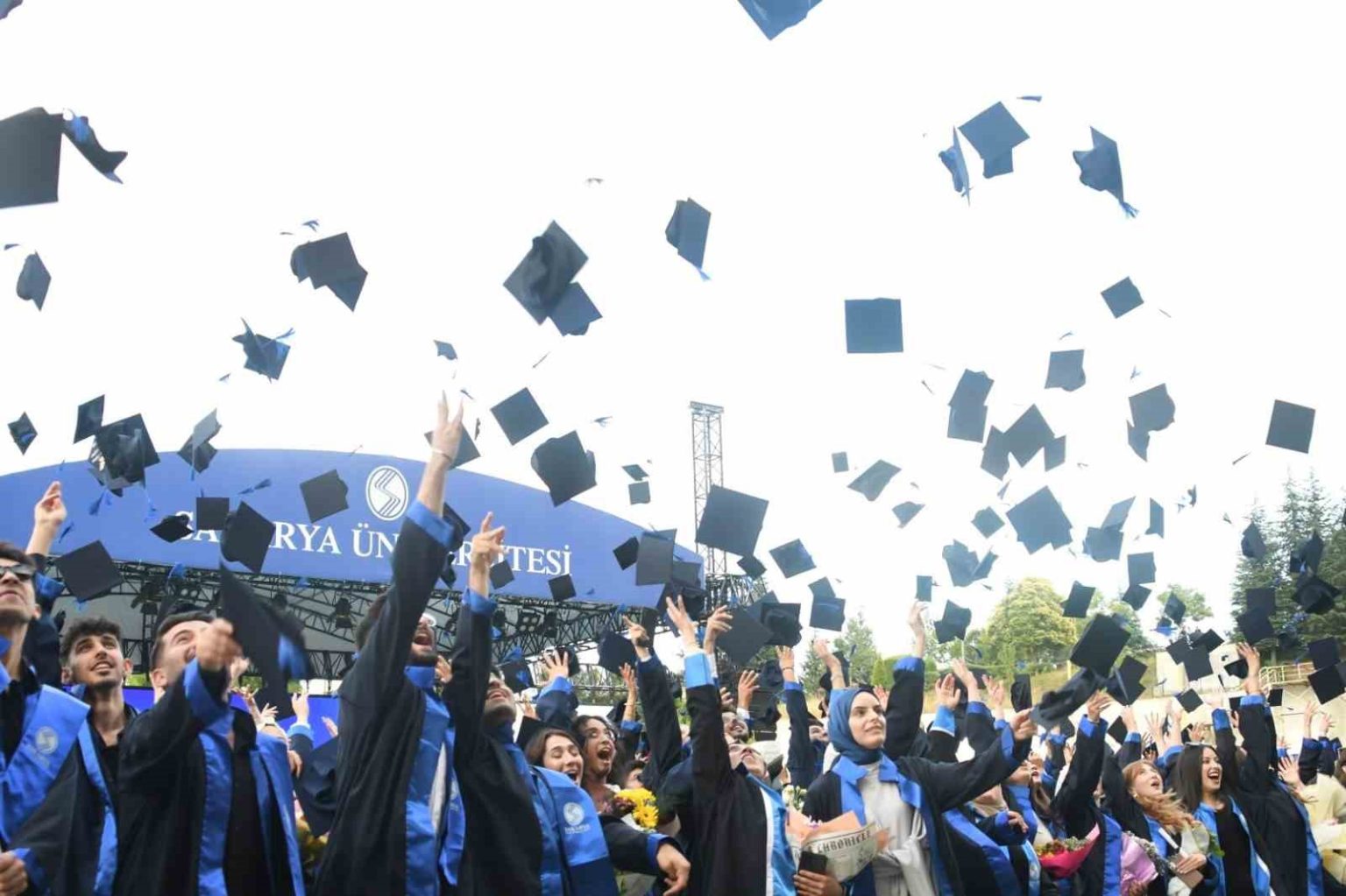sakarya-universitesinde-mezuniyet-coskusu