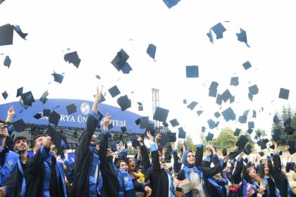sakarya-universitesinde-mezuniyet-coskusu