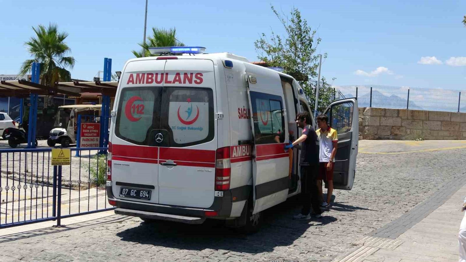 tekne-turunda-yaralanan-turistin-yardimina-deniz-polisi-yetisti