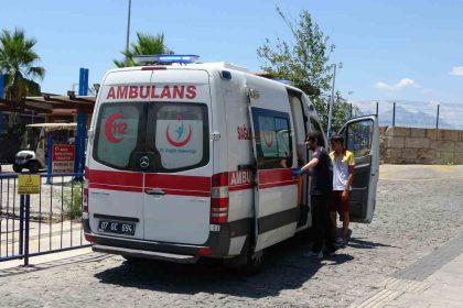 tekne-turunda-yaralanan-turistin-yardimina-deniz-polisi-yetisti