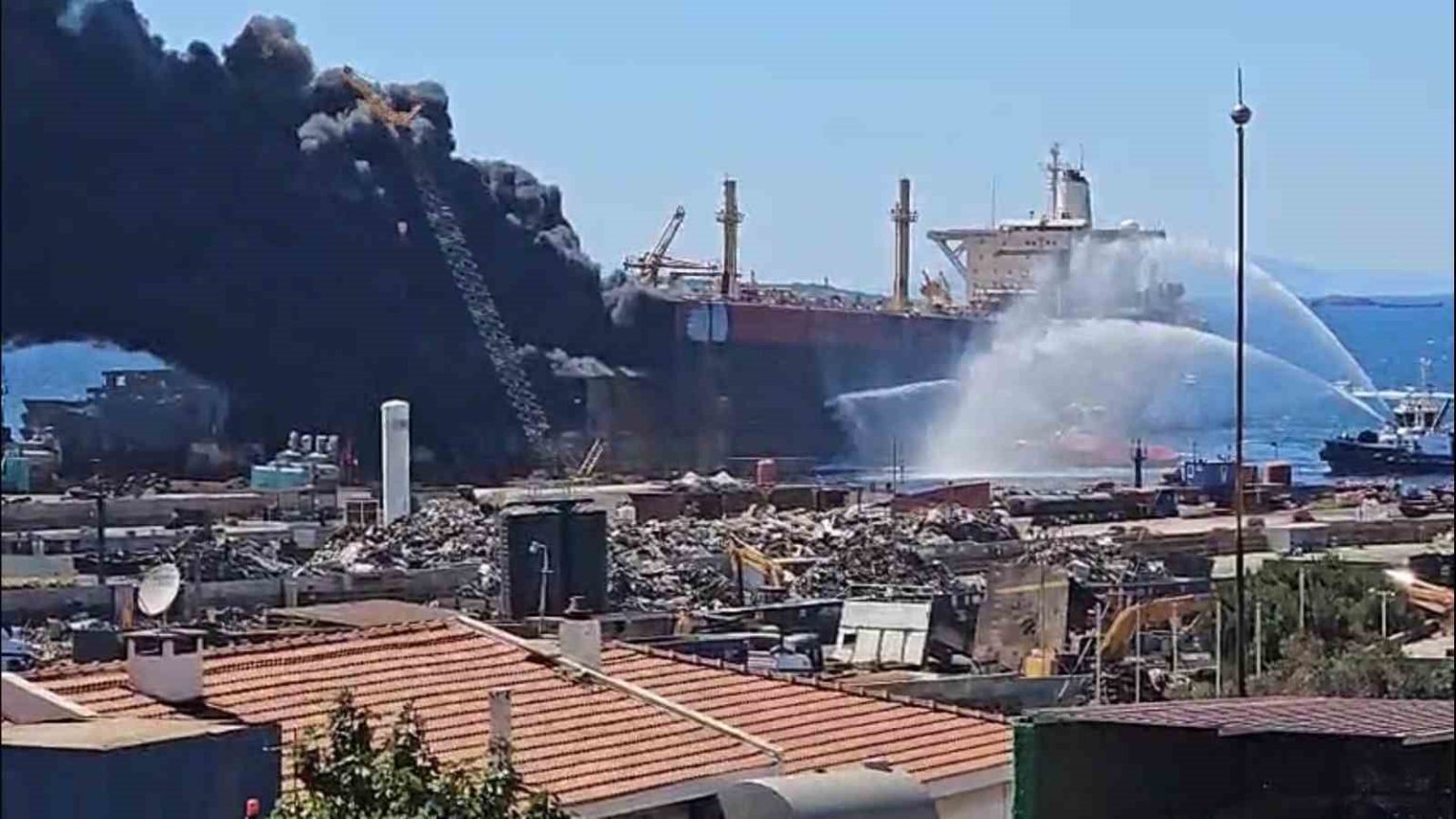 aliagada-tanker-gemide-yangin-devam-ediyor