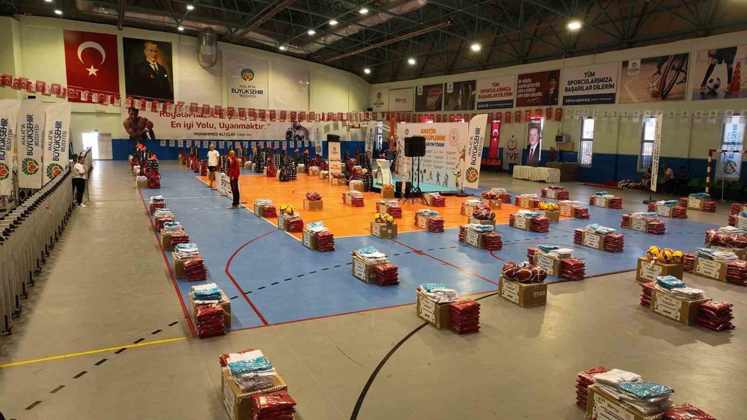 amator-spor-kuluplerine-10-milyon-tl-degerinde-malzeme-destegi-saglandi