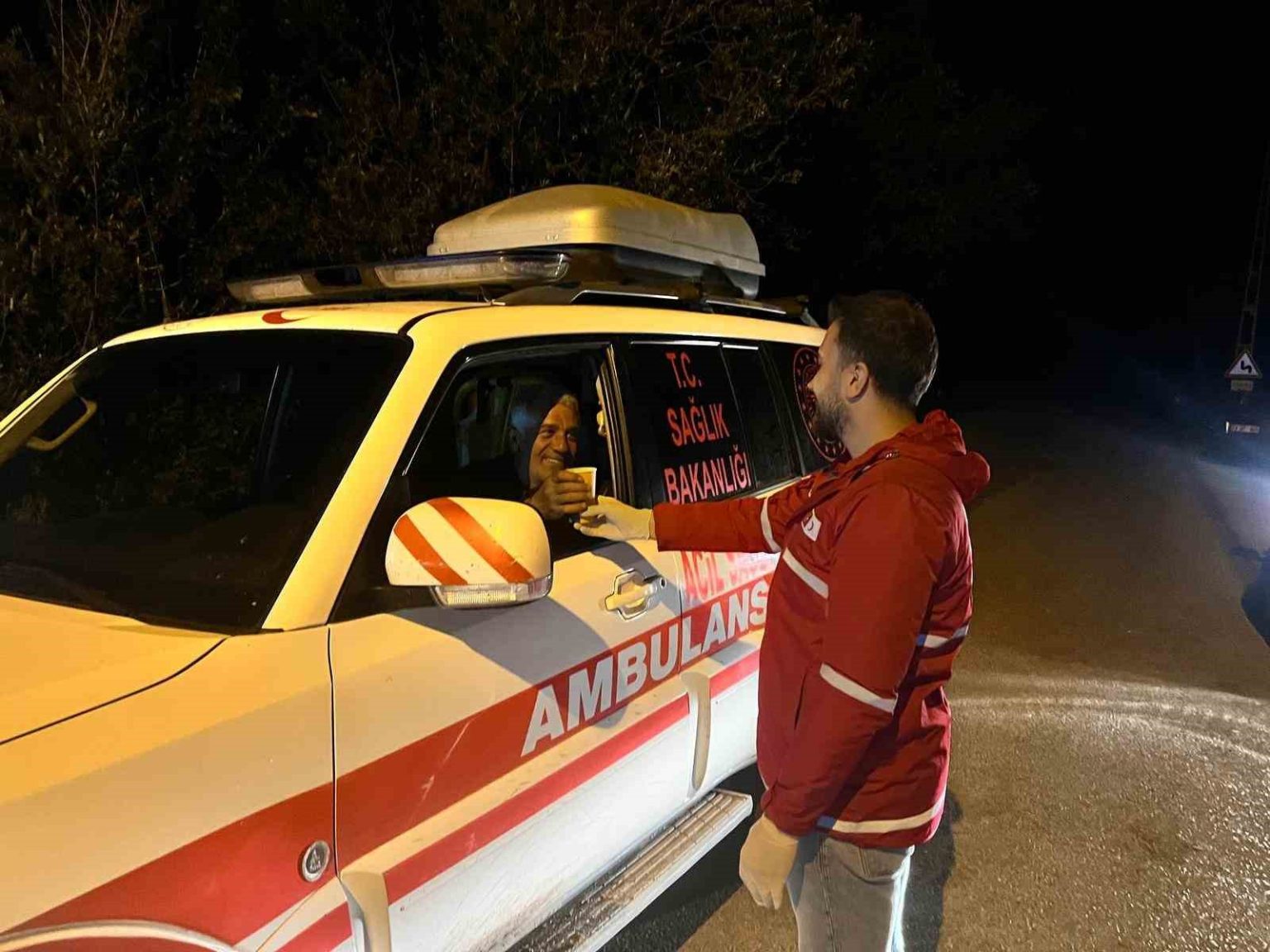 bayburtta-kizilay-gonulluleri-arama-ekiplerine-ikramlarla-destek-oldu