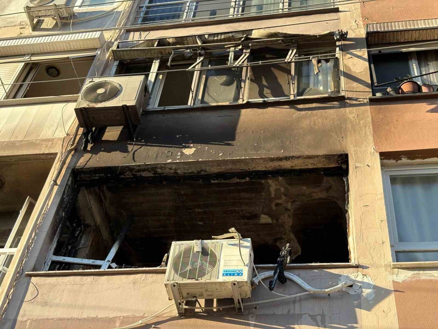 bayraklida-apartmanda-yangin-panigi