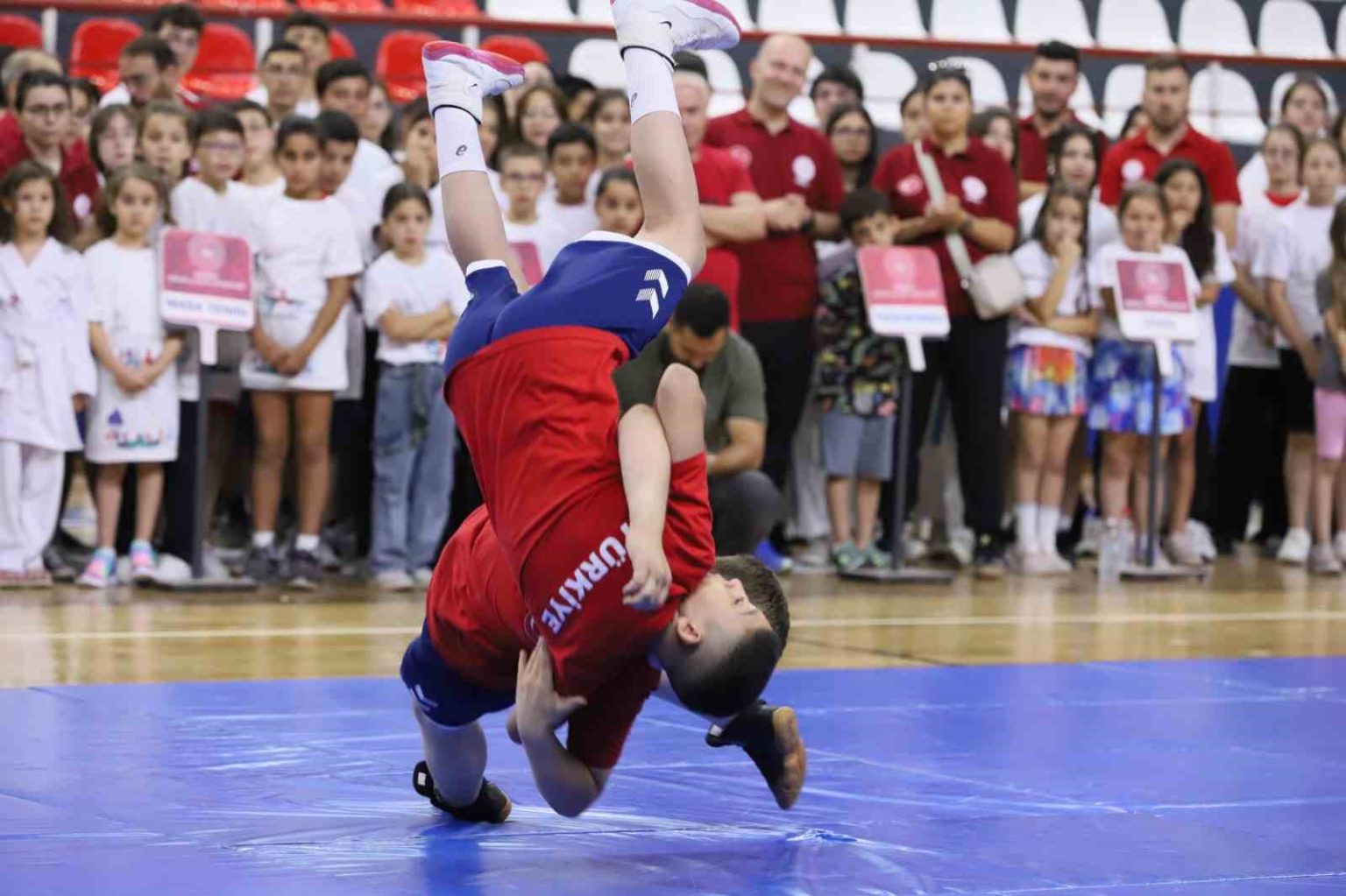 denizlide-yaz-spor-okullari-coskulu-bir-torenle-acildi