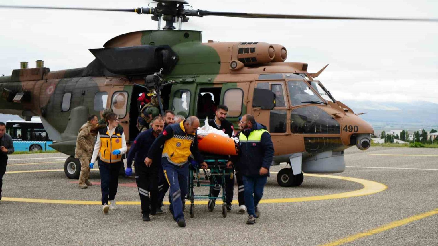 dusen-ucakta-agir-yaralanan-kadin-yolcu-helikopter-ile-erzuruma-getirildi