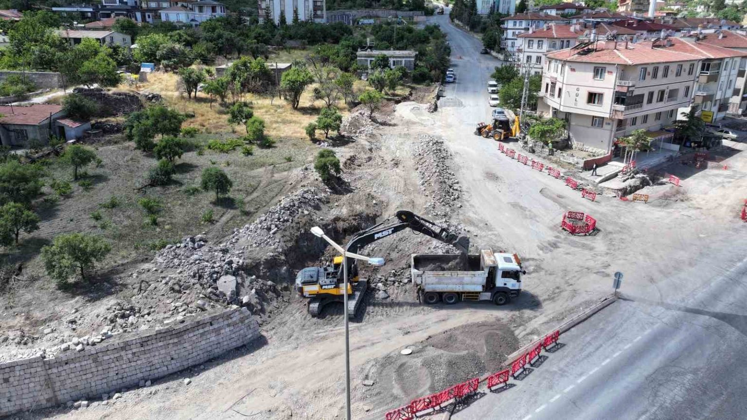 erciyes-mahallesinde-yol-genisletme-calismalari-suruyor