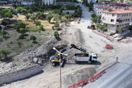 erciyes-mahallesinde-yol-genisletme-calismalari-suruyor