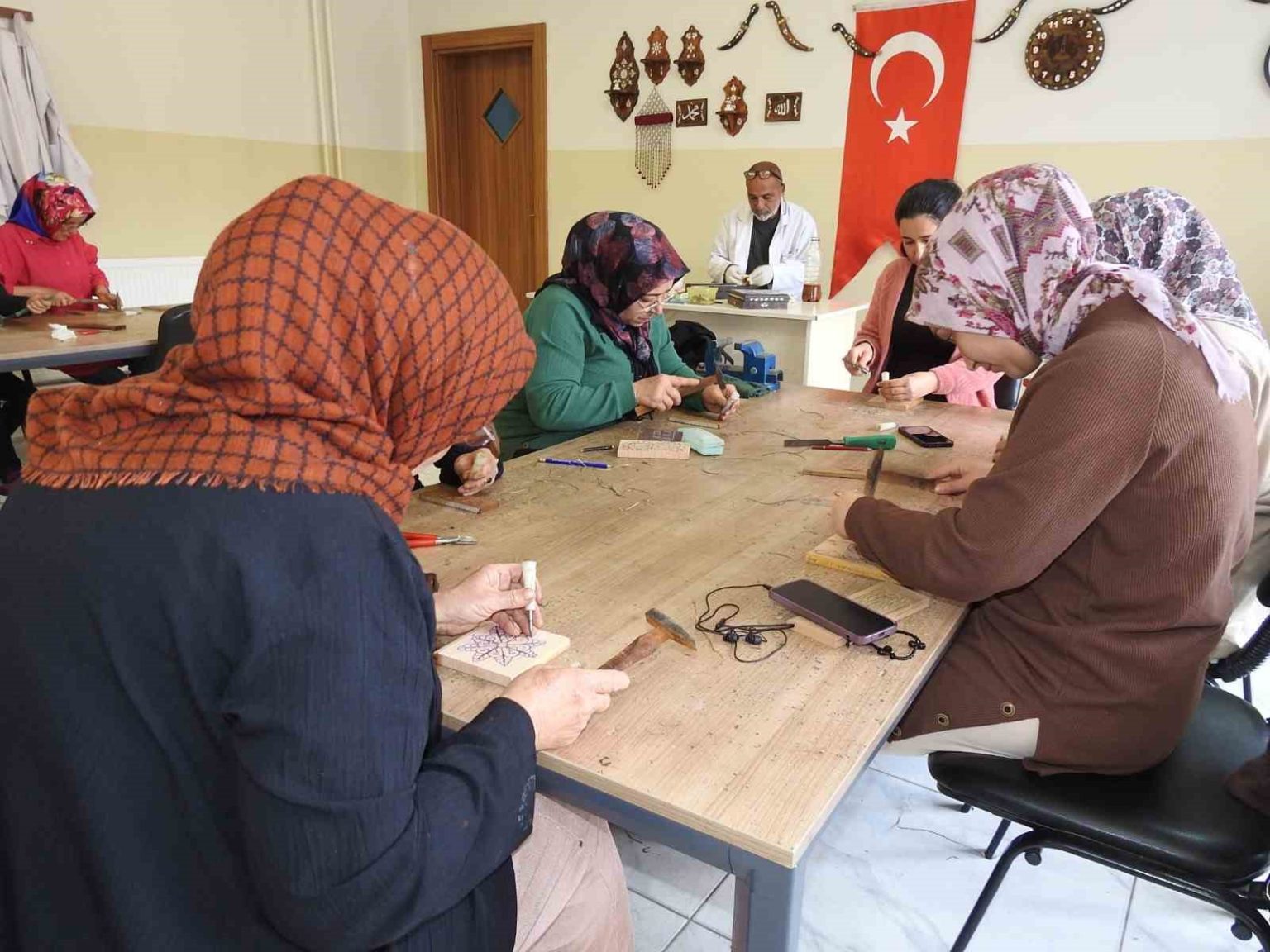 kadinlar-sedef-kakma-islemeciligini-sahinbey-belediyesi-tesisilerinde-ogreniyor