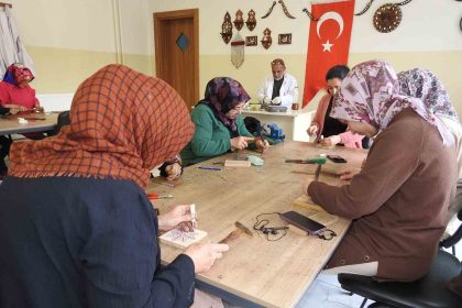 kadinlar-sedef-kakma-islemeciligini-sahinbey-belediyesi-tesisilerinde-ogreniyor
