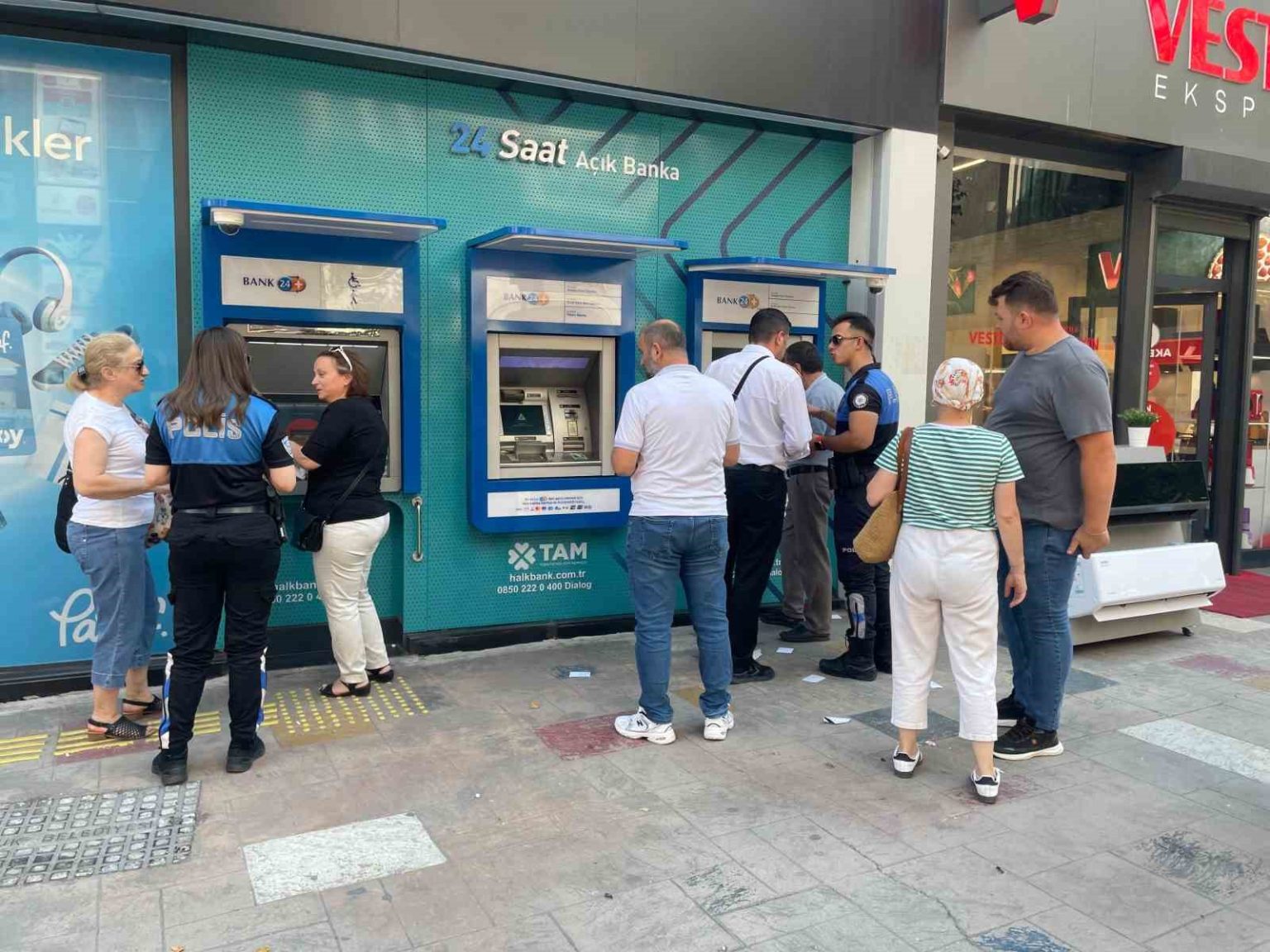 karabukte-polisler-vatandaslari-telefon-dolandiriciligina-karsi-bilgilendiriyor
