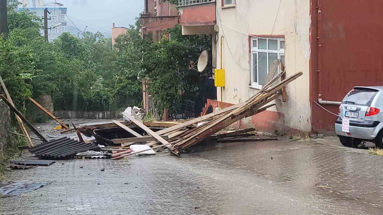 kastamonuda-firtina-ve-hortum-etkili-oldu