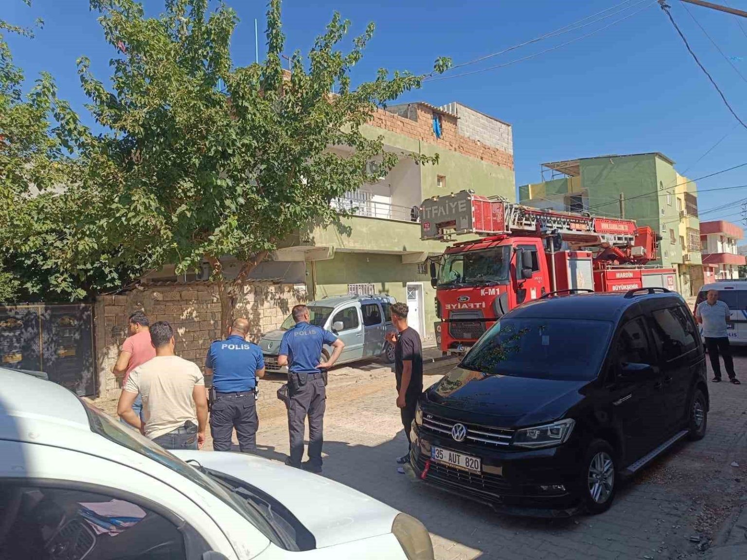 mardinde-esini-ve-cocuklarini-bicakla-rehin-alan-kisi-gozaltina-alindi
