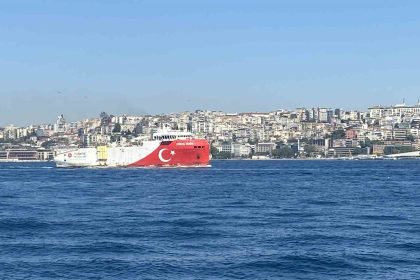 oruc-reis-gemisi-istanbul-bogazindan-gecti