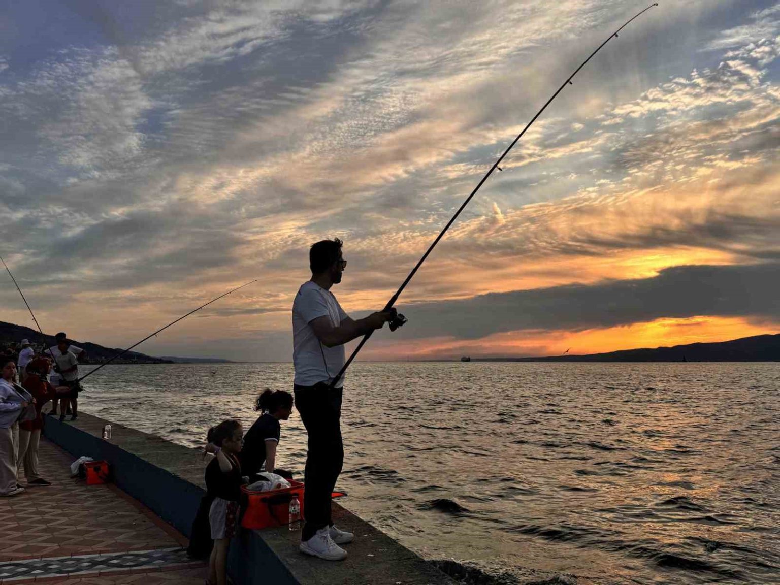 sahilde-senlik-denizde-yaris