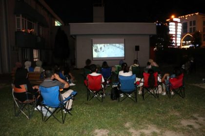 subude-final-sinavlari-sonrasi-acik-havada-sinema-keyfi