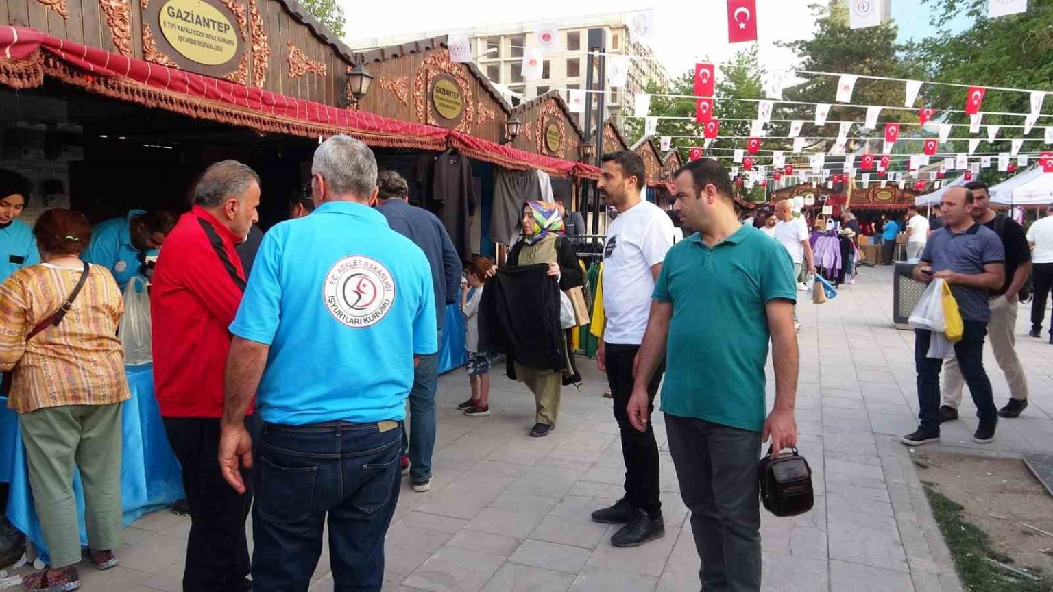 vanda-isyurtlari-urun-ve-el-sanatlari-fuarini-100-bin-kisi-ziyaret-etti