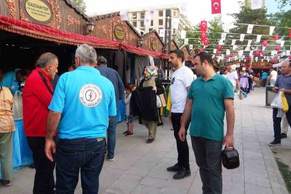 vanda-isyurtlari-urun-ve-el-sanatlari-fuarini-100-bin-kisi-ziyaret-etti