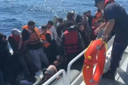 yunan-unsurlari-lastik-bottaki-39-kacak-gocmeni-olume-terk-etti