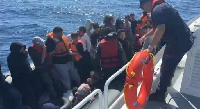 yunan-unsurlari-lastik-bottaki-39-kacak-gocmeni-olume-terk-etti