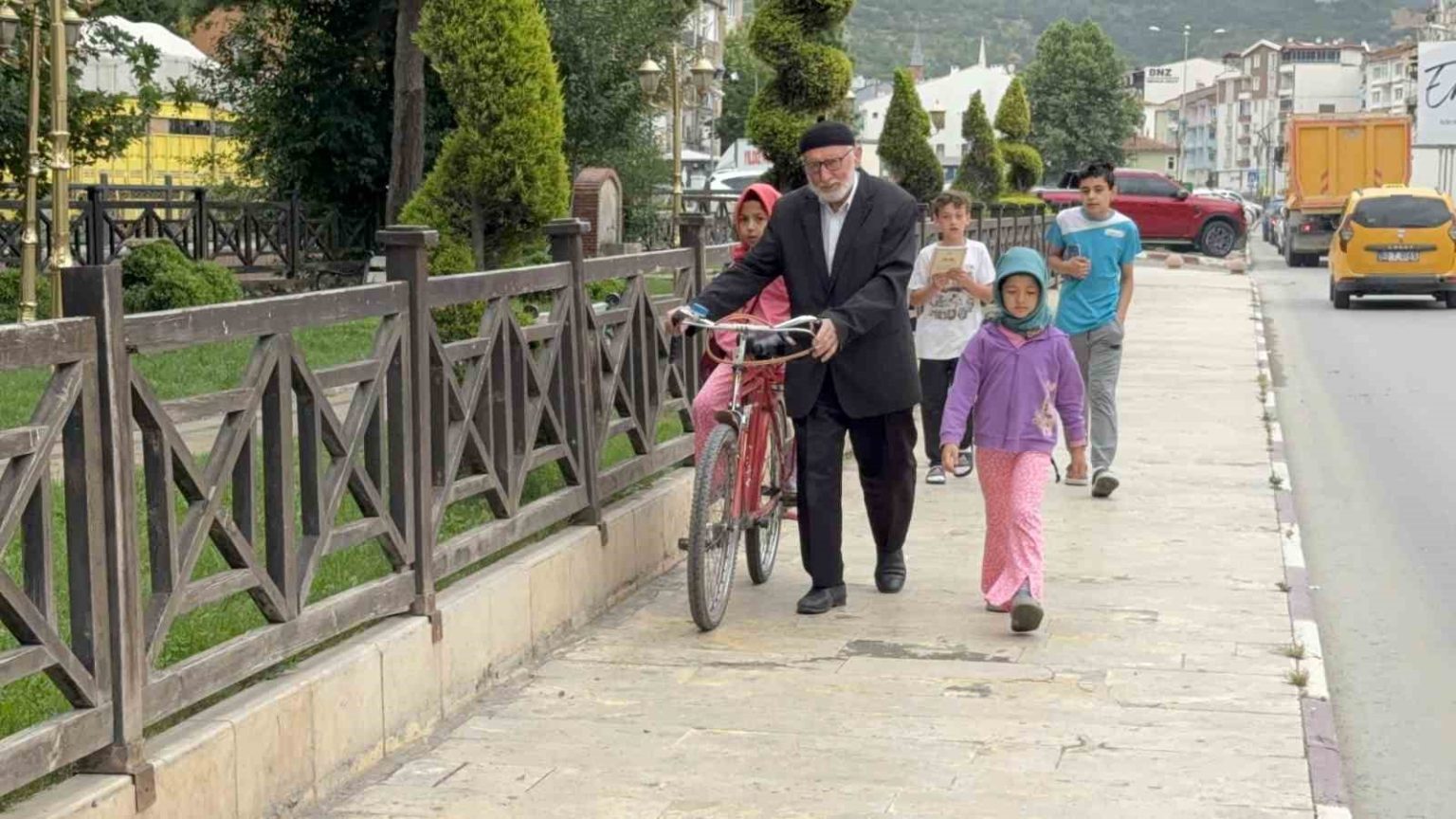 80lik-dede-torunlarini-kuran-ogrensin-diye-her-gun-bisikletiyle-camiye-goturuyor