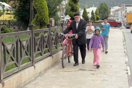 80lik-dede-torunlarini-kuran-ogrensin-diye-her-gun-bisikletiyle-camiye-goturuyor