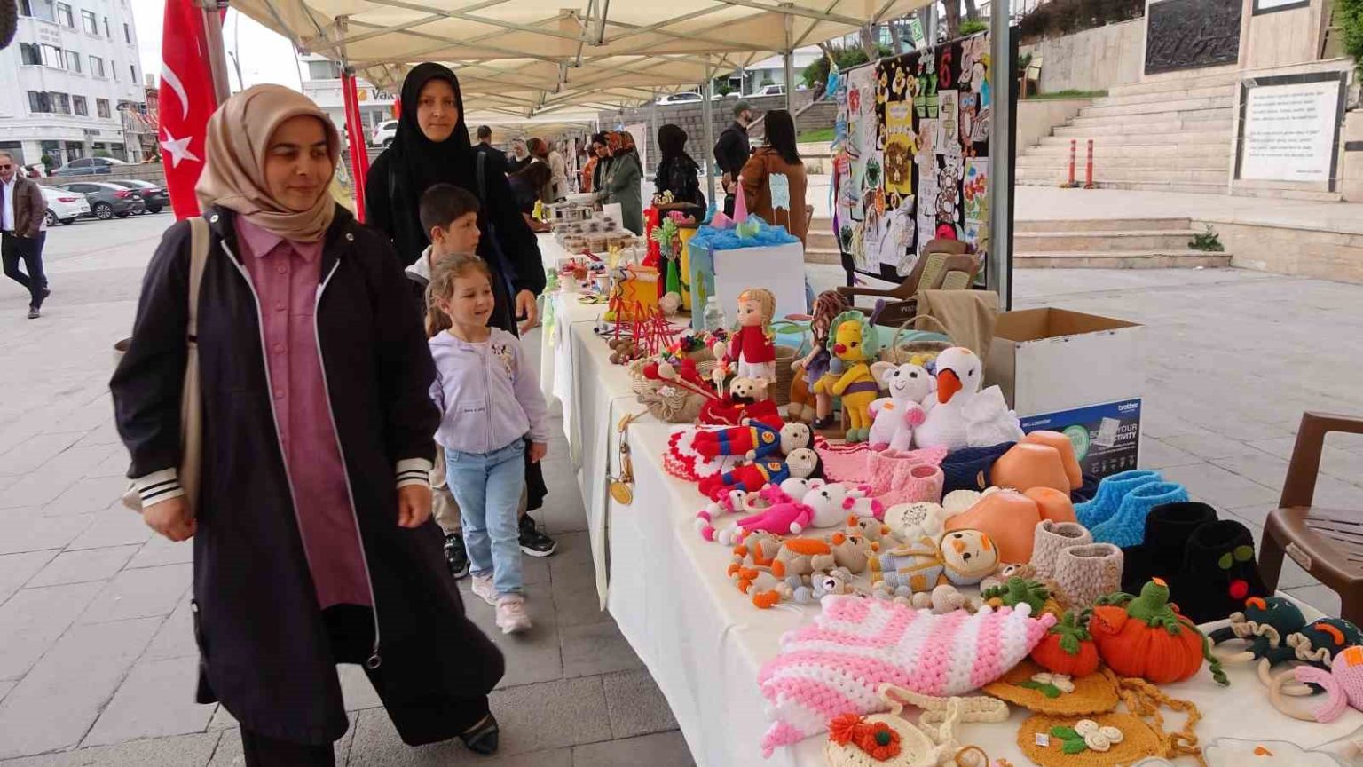 aile-destek-merkezlerinde-ureten-anneler-ve-cocuklarinin-urunleri-vatandaslarin-begenisine-sunuldu