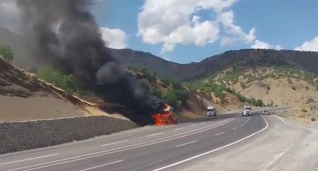 bingolde-seyir-halindeki-tir-alevlere-teslim-oldu