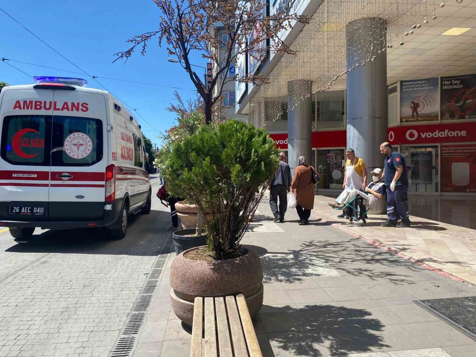 bir-anda-yere-yigilan-vatandas-hastaneye-kaldirildi