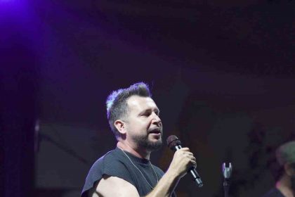 bodrumda-usta-sanatcidan-dinleyiciye-muzik-ziyafeti
