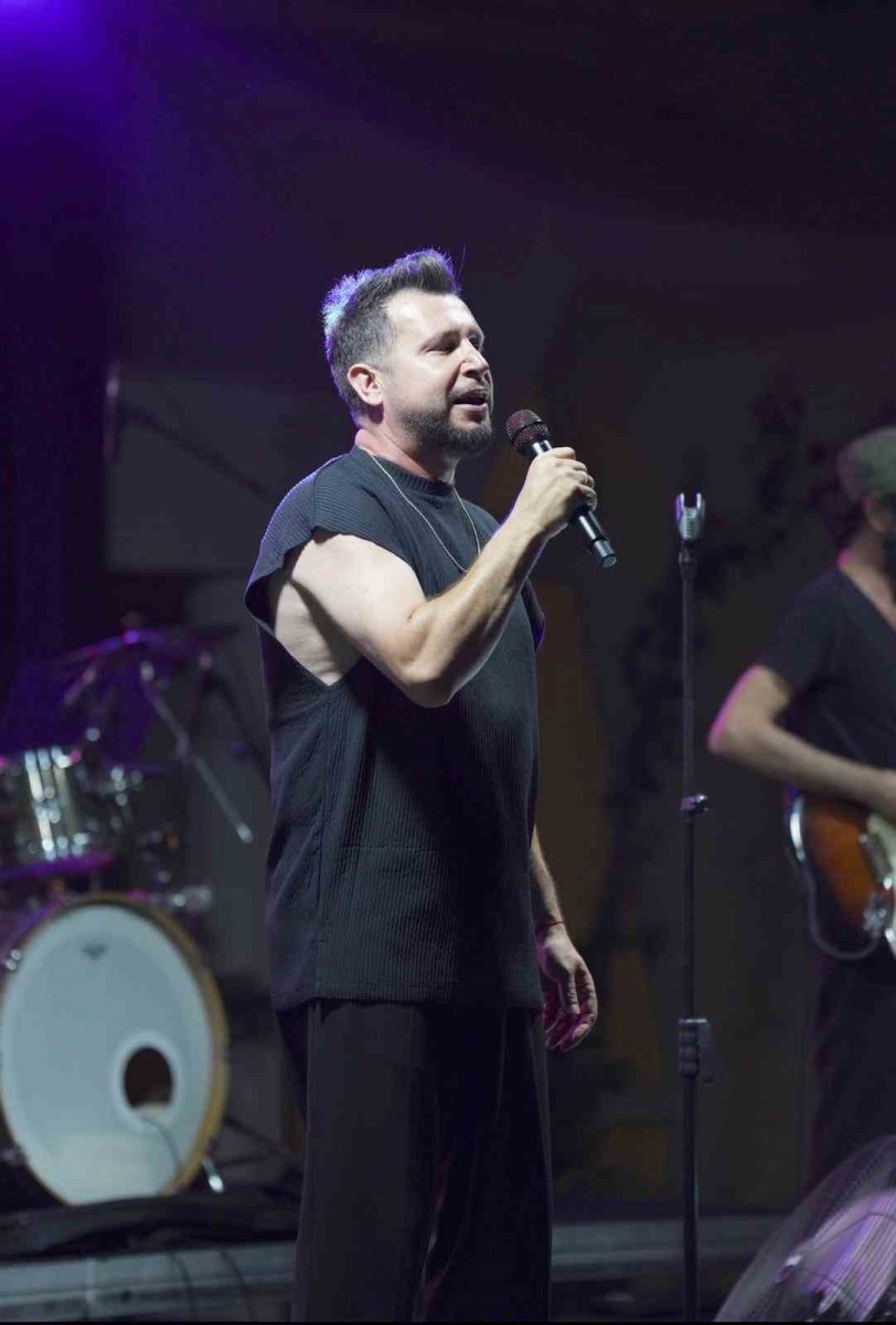 bodrumda-usta-sanatcidan-dinleyiciye-muzik-ziyafeti